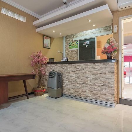 Hotel Reddoorz Near Mt Haryono Semarang Exterior foto