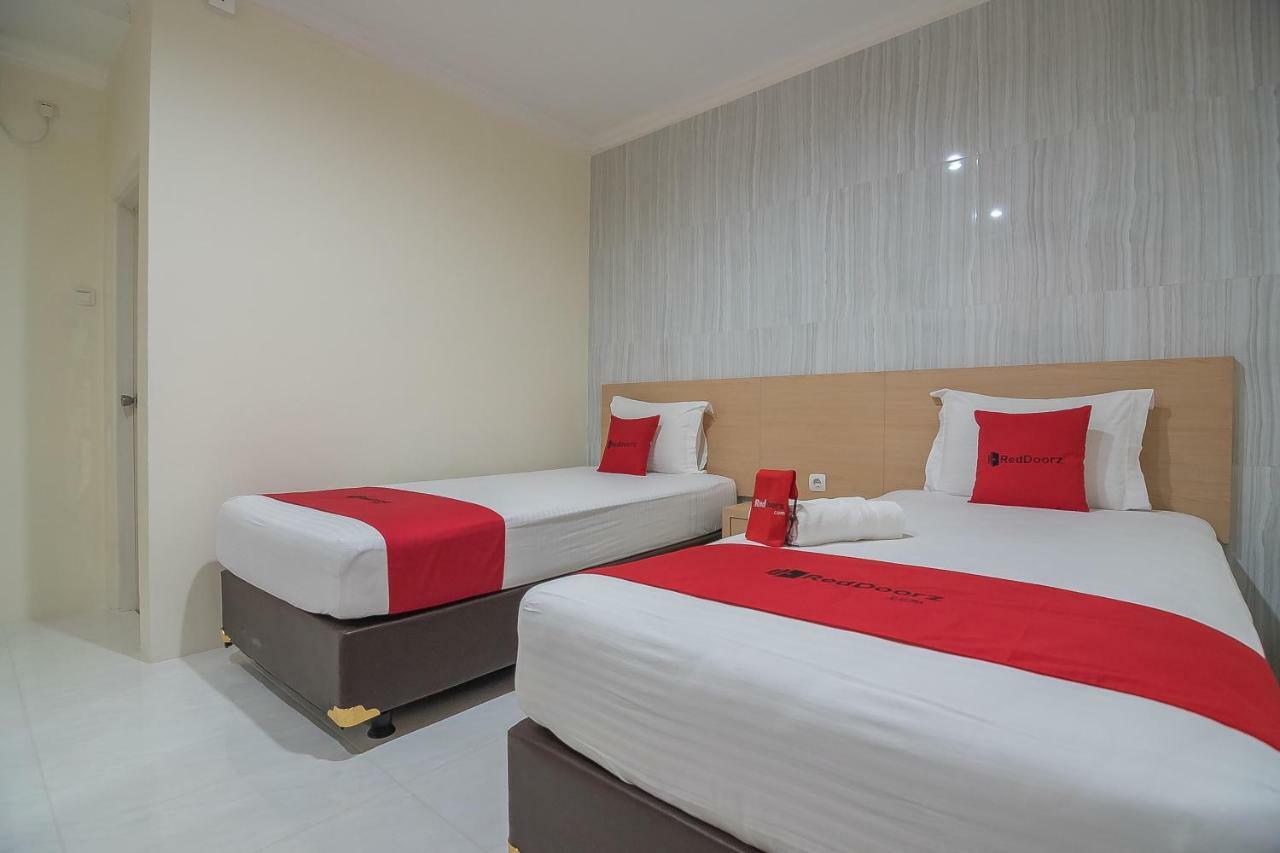 Hotel Reddoorz Near Mt Haryono Semarang Exterior foto